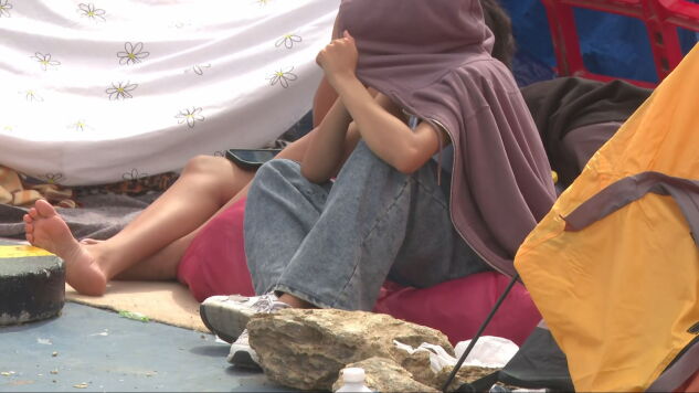 Una migrante en una carpa de Ceuta