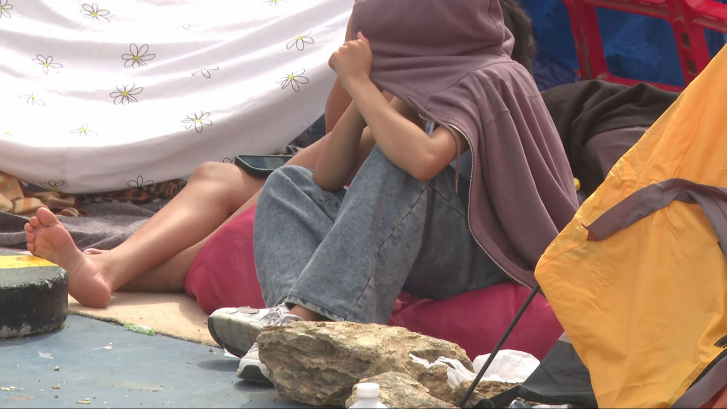 Una migrante en una carpa de Ceuta