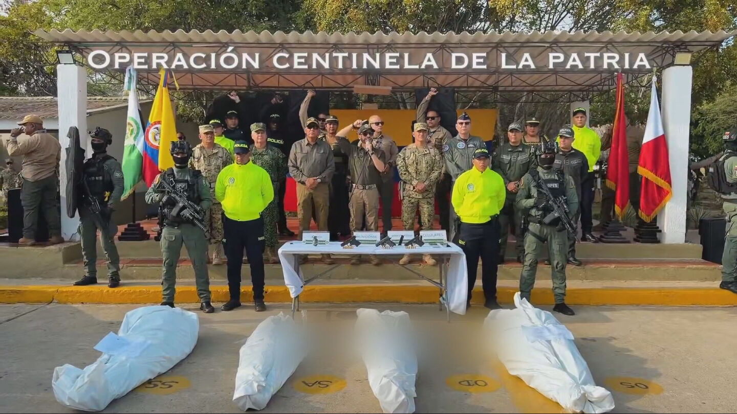 Aberlardo de la Espriella posa con los cad&aacute;veres de narcos