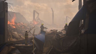 Los bomberos intentan extinguir un incendio de un edificio tras un ataque ruso en Brovary, a las afueras de Kyiv