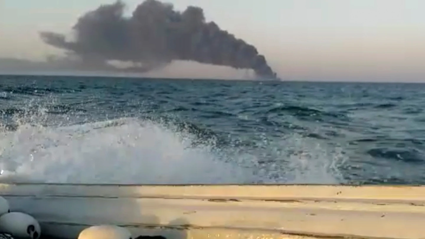Barco incendiado cerca de Jarg Barco incendiado cerca de Jarg