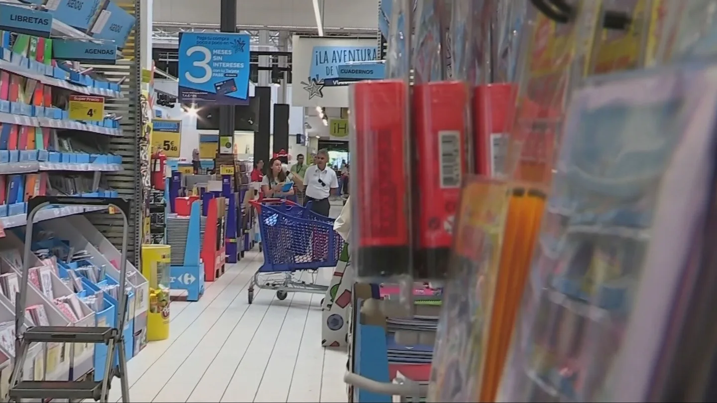 Imagen de la sección de papelería de un supermercado Imagen de la sección de papelería de un supermercado