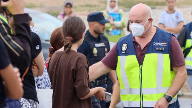 El Gobierno traslada a migrantes en Ceuta
