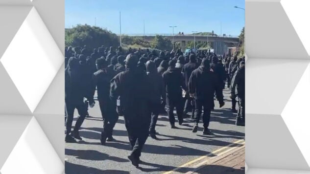 Cientos de ultraderechistas brit&aacute;nicos bloquean la terminal del puerto de Dover en protesta contra la migraci&oacute;n.