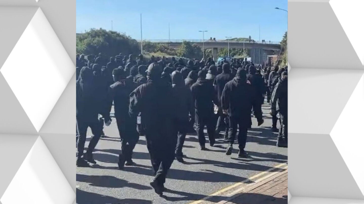 Cientos de ultraderechistas brit&aacute;nicos bloquean la terminal del puerto de Dover en protesta contra la migraci&oacute;n.
