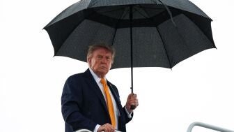 Donald Trump, bajo un paraguas
