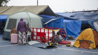 Mujeres migrantes en el polideportivo del barrio de El Pr&iacute;ncipe, a 4 de septiembre de 2026, en Ceuta.