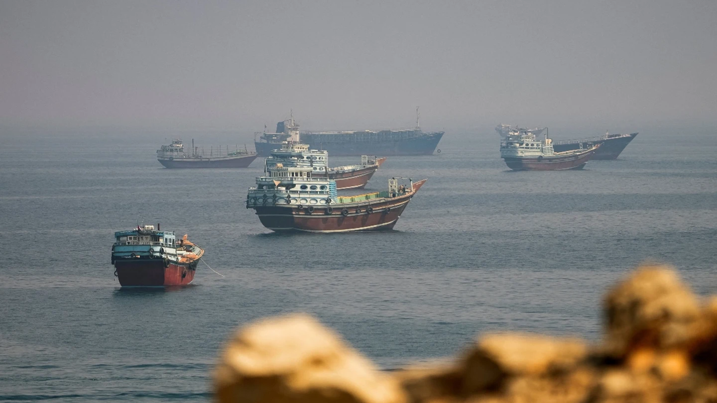 Varios barcos navegando por Ormuz Varios barcos navegando por Ormuz