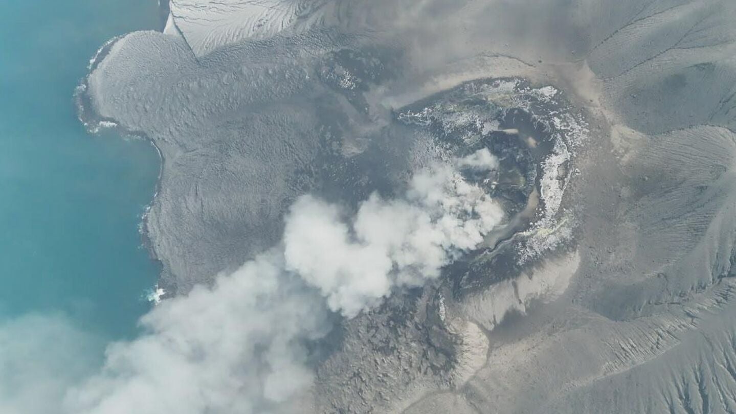 Imagen a&eacute;rea de la erupci&oacute;n del volc&aacute;n Anak Krakatoa en Indonesia