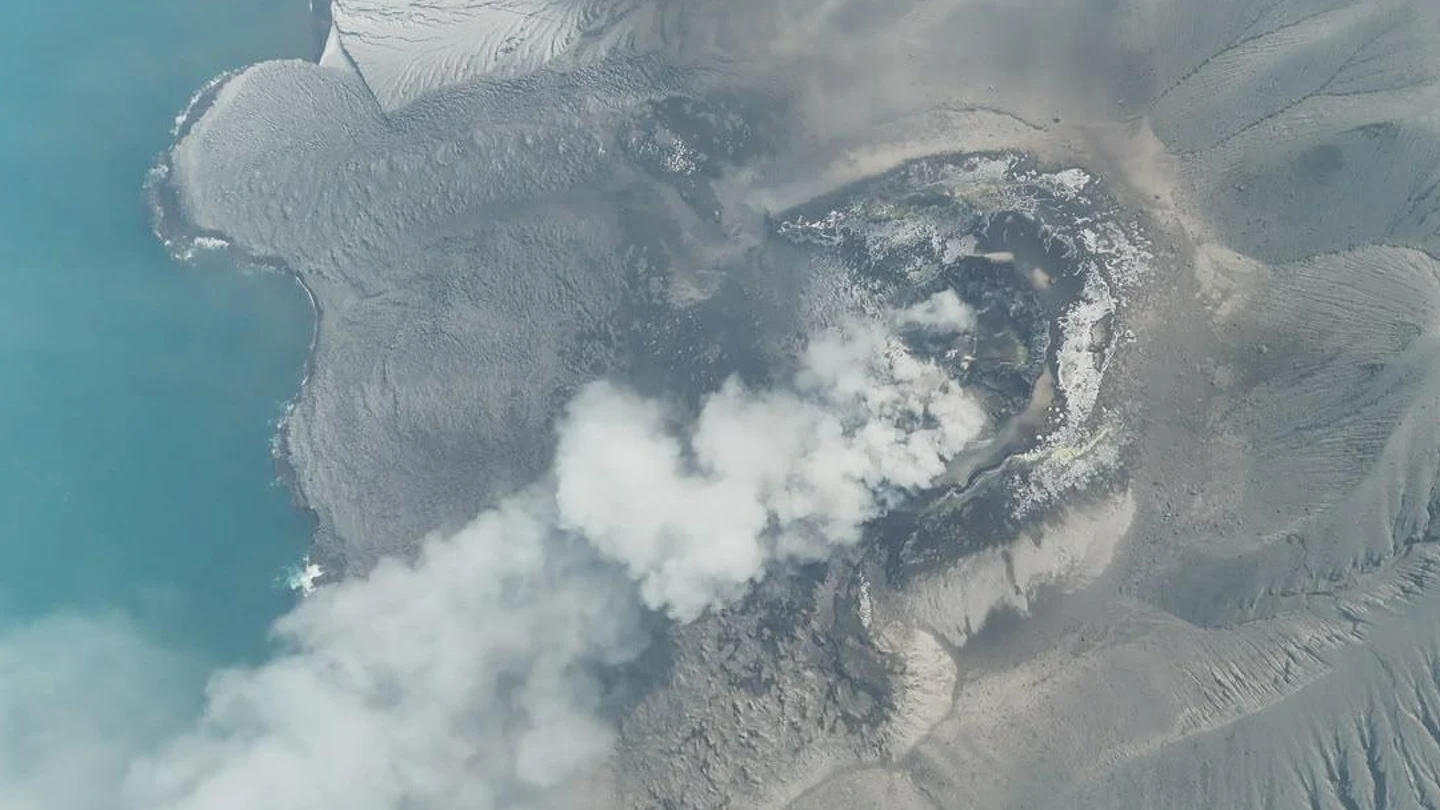 Imagen aérea de la erupción del volcán Anak Krakatoa en Indonesia Imagen aérea de la erupción del volcán Anak Krakatoa en Indonesia