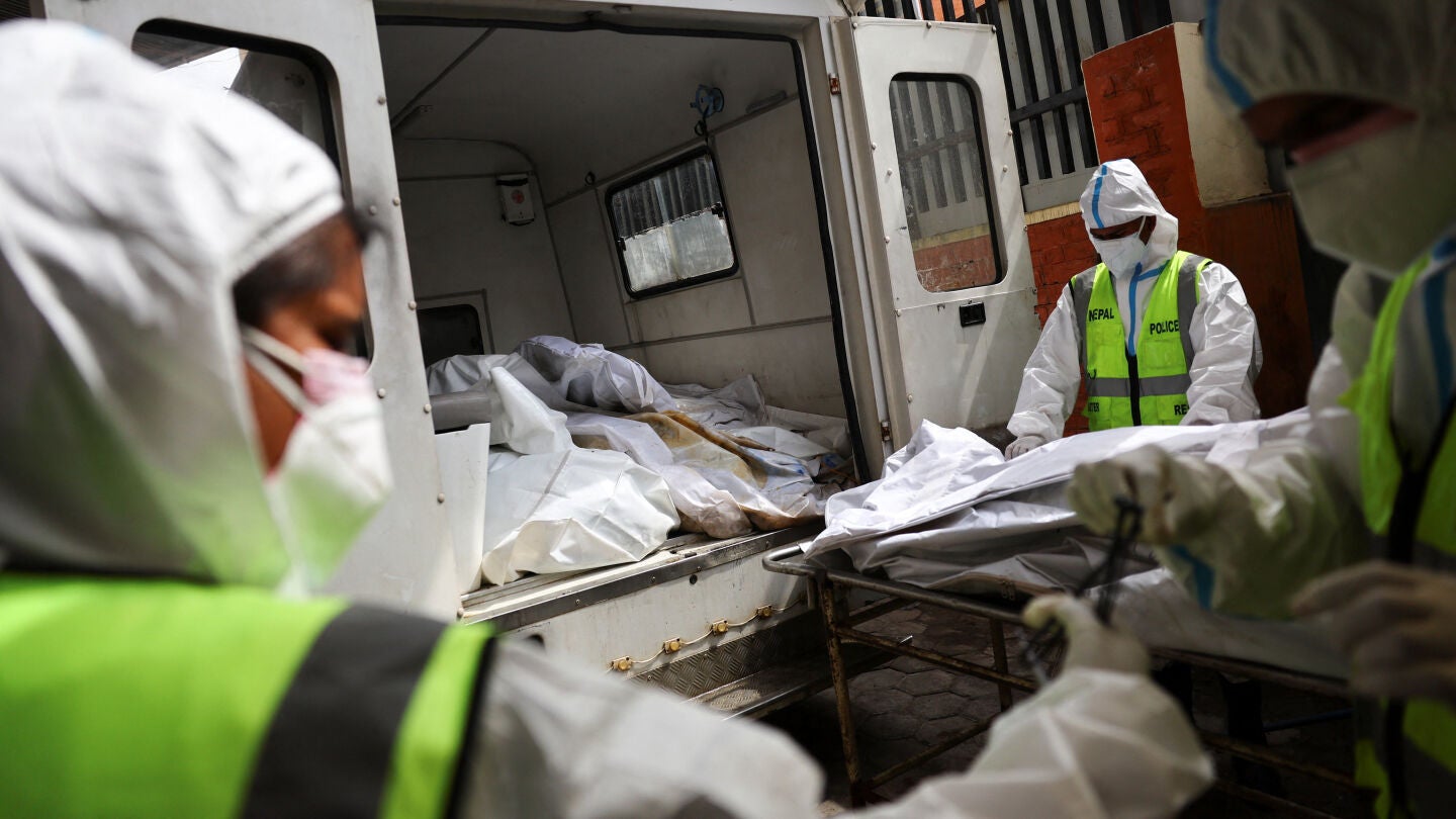 Los servicios de emergencia nepal&iacute;es cargan varios cuerpos en una furgoneta