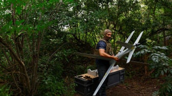Un miembro del 422.&ordm; Regimiento de Sistemas No Tripulados de las Fuerzas Armadas de Ucrania transporta un dron de ataque RAM-2X a un punto de lanzamiento mientras trabaja en una posici&oacute;n cercana a la l&iacute;nea del frente en un lugar no revelado del sur de Ucrania