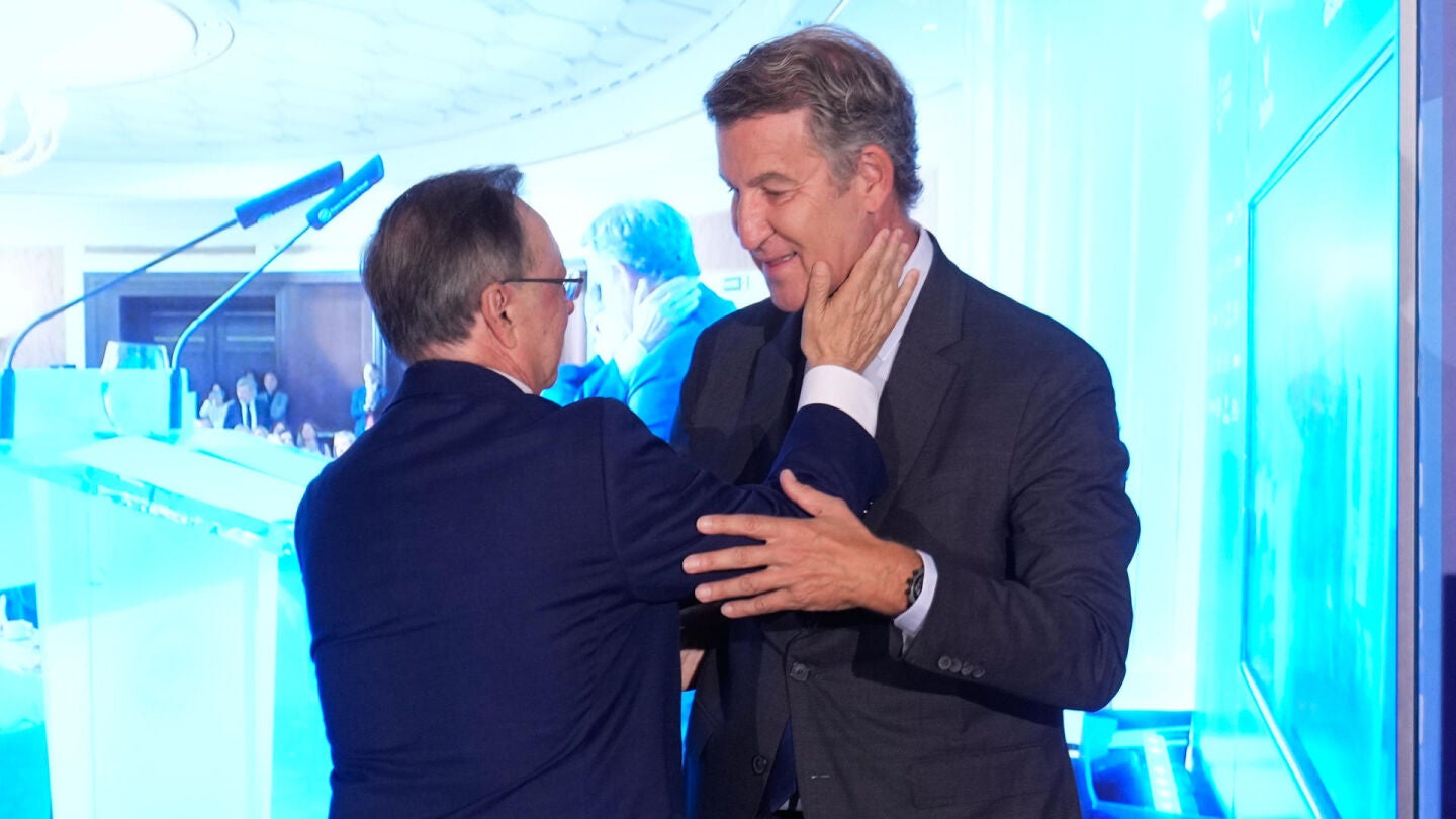  El presidente de Ceuta, Juan Jes&uacute;s Vivas saluda al l&iacute;der del PP, Alberto N&uacute;&ntilde;ez Feij&oacute;o