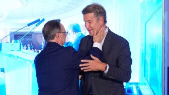  El presidente de Ceuta, Juan Jes&uacute;s Vivas saluda al l&iacute;der del PP, Alberto N&uacute;&ntilde;ez Feij&oacute;o