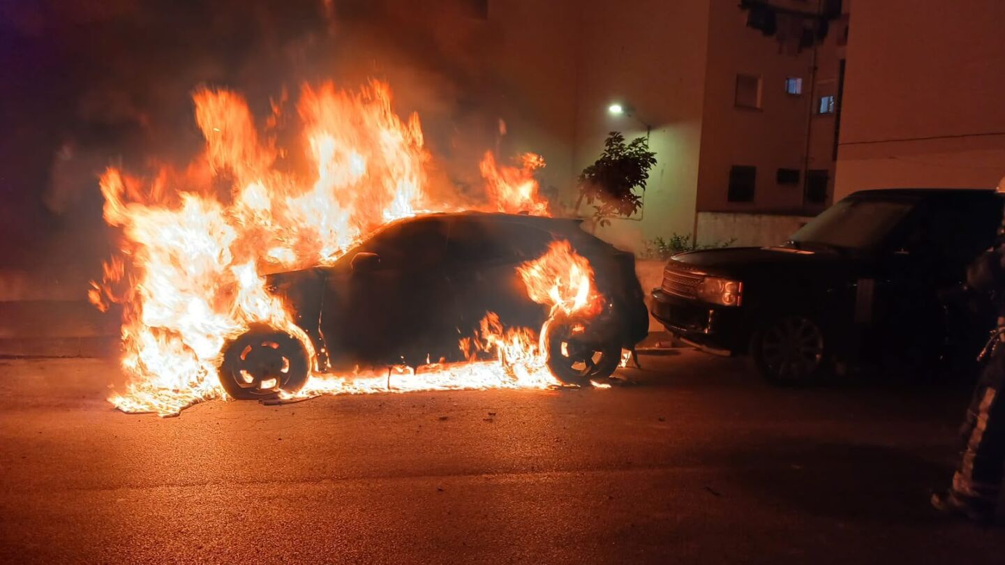 Peleas entre migrantes, coches y contenedores quemados: Ceuta vive una noche tensa de vandalismo
