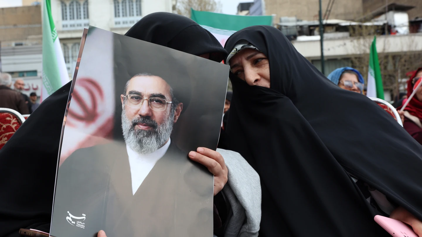 Una mujer iraní vestida con un chador negro sostiene un cartel del Líder Supremo de Irán, el ayatolá Mojtaba Jameneí, en una imagen del 2 de abril de 2026 Una mujer iraní vestida con un chador negro sostiene un cartel del Líder Supremo de Irán, el ayatolá Mojtaba Jameneí, en una imagen del 2 de abril de 2026