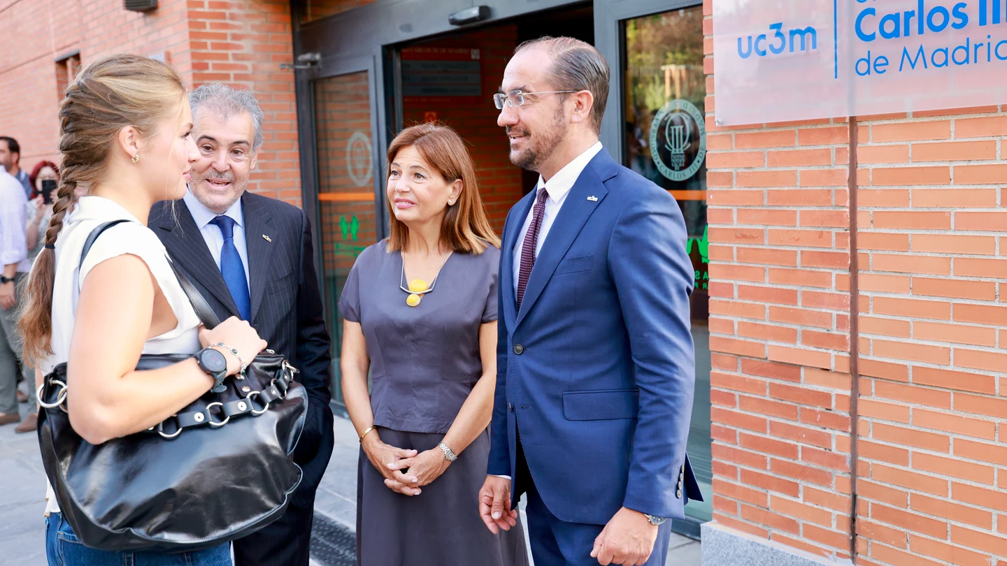 La Princesa Leonor saludando a las autoridades de la universidad La Princesa Leonor saludando a las autoridades de la universidad