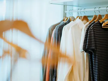 Unas perchas con ropa Unas perchas con ropa