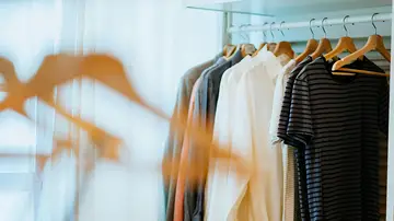 Unas perchas con ropa Unas perchas con ropa