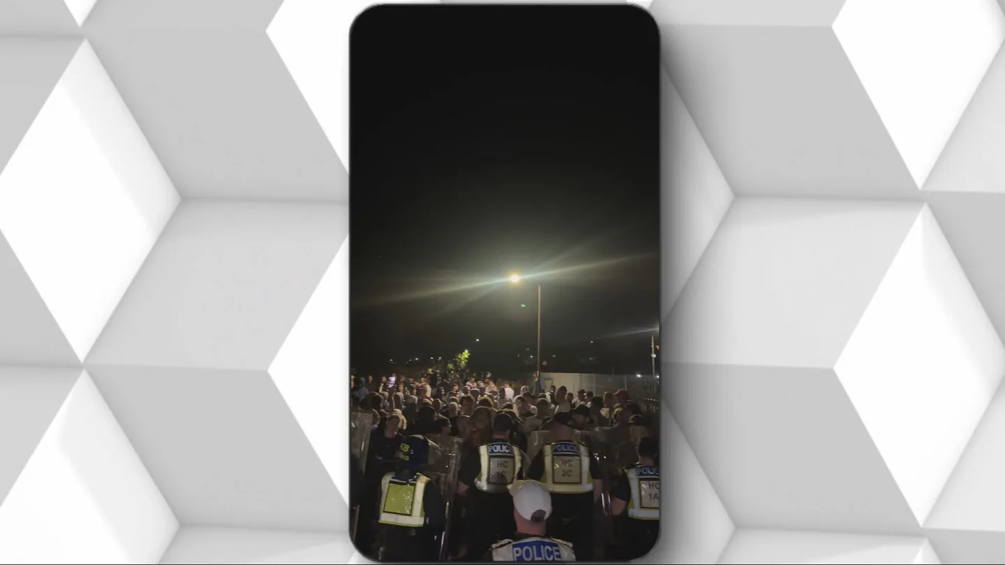Ultras a la caza del migrante: un grupo de agitadores intenta evitar la llegada de varias embarcaciones a Portsmouth Ultras a la caza del migrante: un grupo de agitadores intenta evitar la llegada de varias embarcaciones a Portsmouth