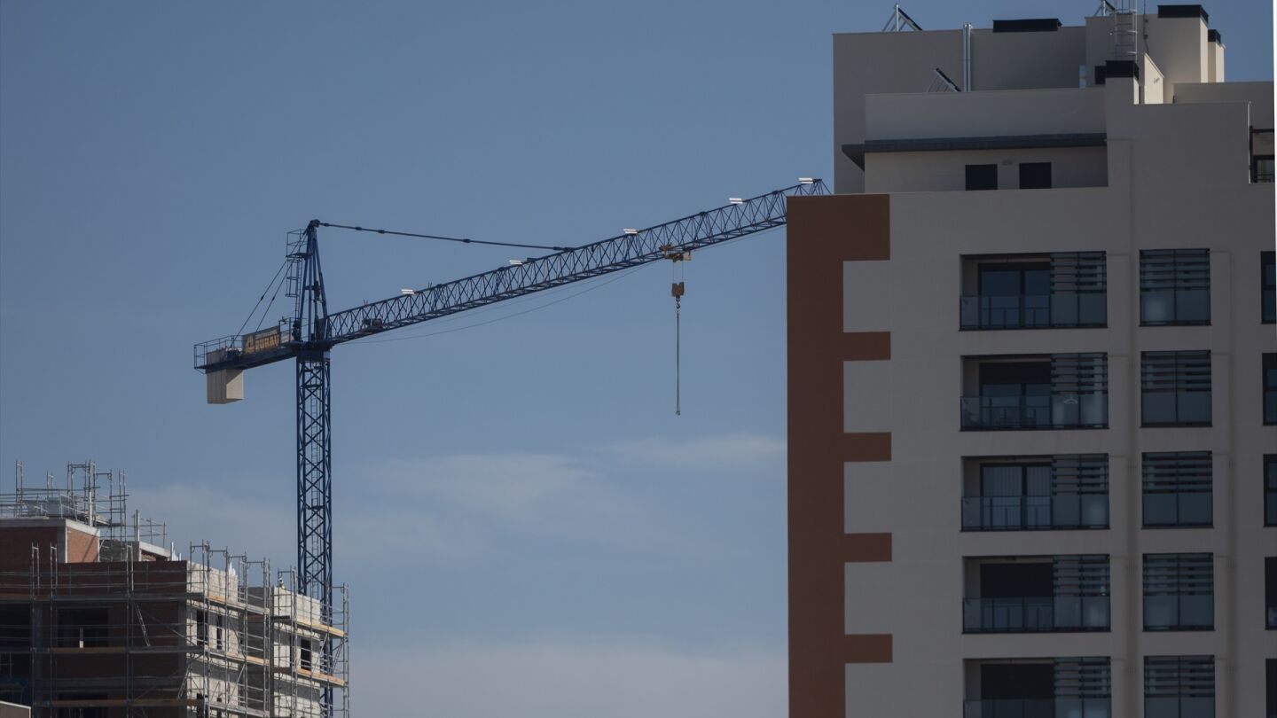 Una gr&uacute;a en una zona de construcci&oacute;n de viviendas.