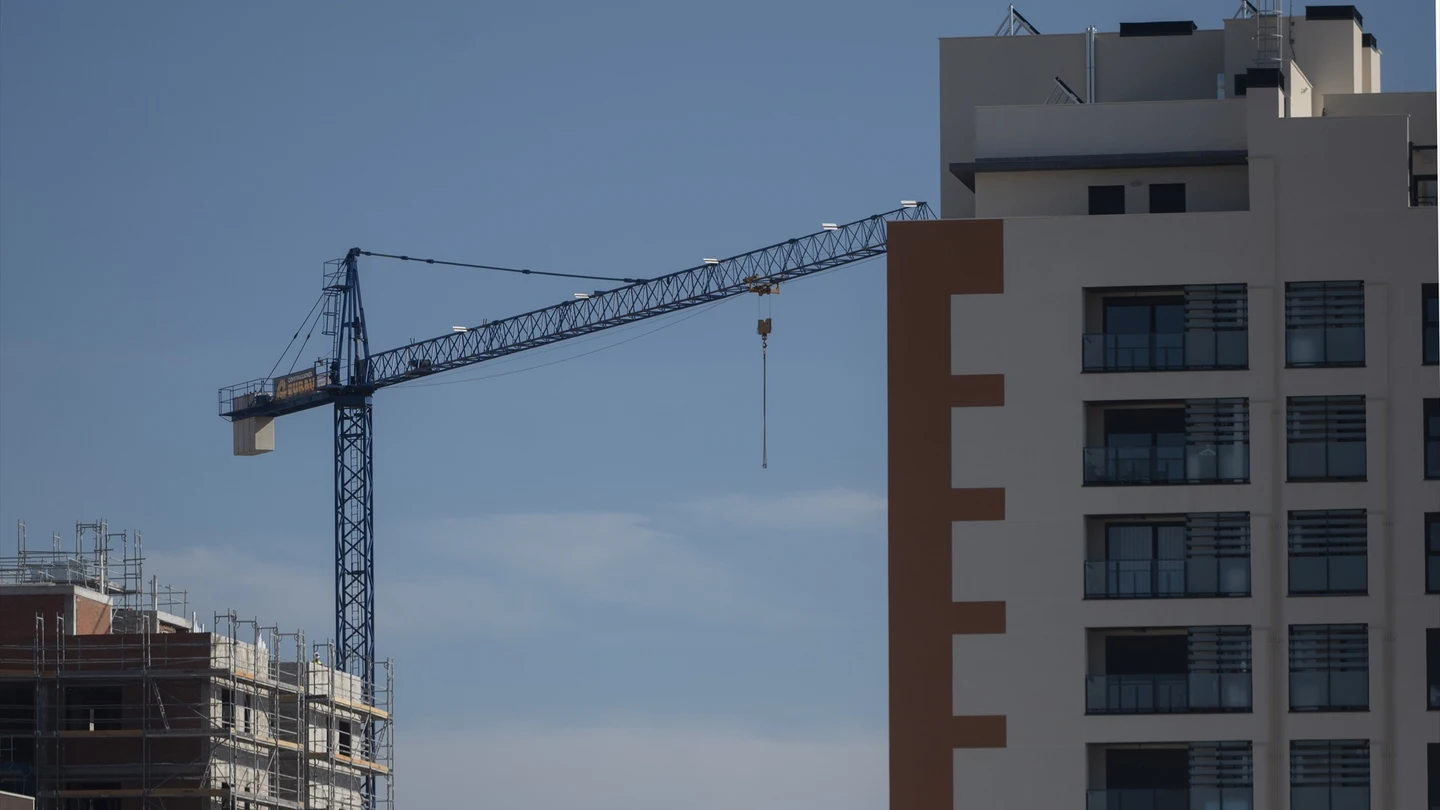 Una grúa en una zona de construcción de viviendas. Una grúa en una zona de construcción de viviendas.