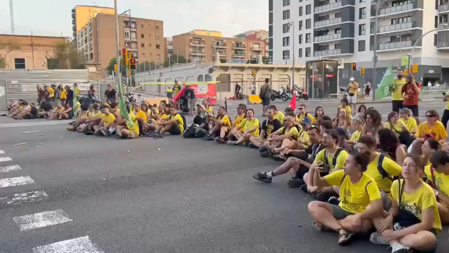 Cataluña inicia el curso escolar con una huelga educativa: los sindicatos rechazan la "falsa normalidad" del Govern Cataluña inicia el curso escolar con una huelga educativa: los sindicatos rechazan la "falsa normalidad" del Govern