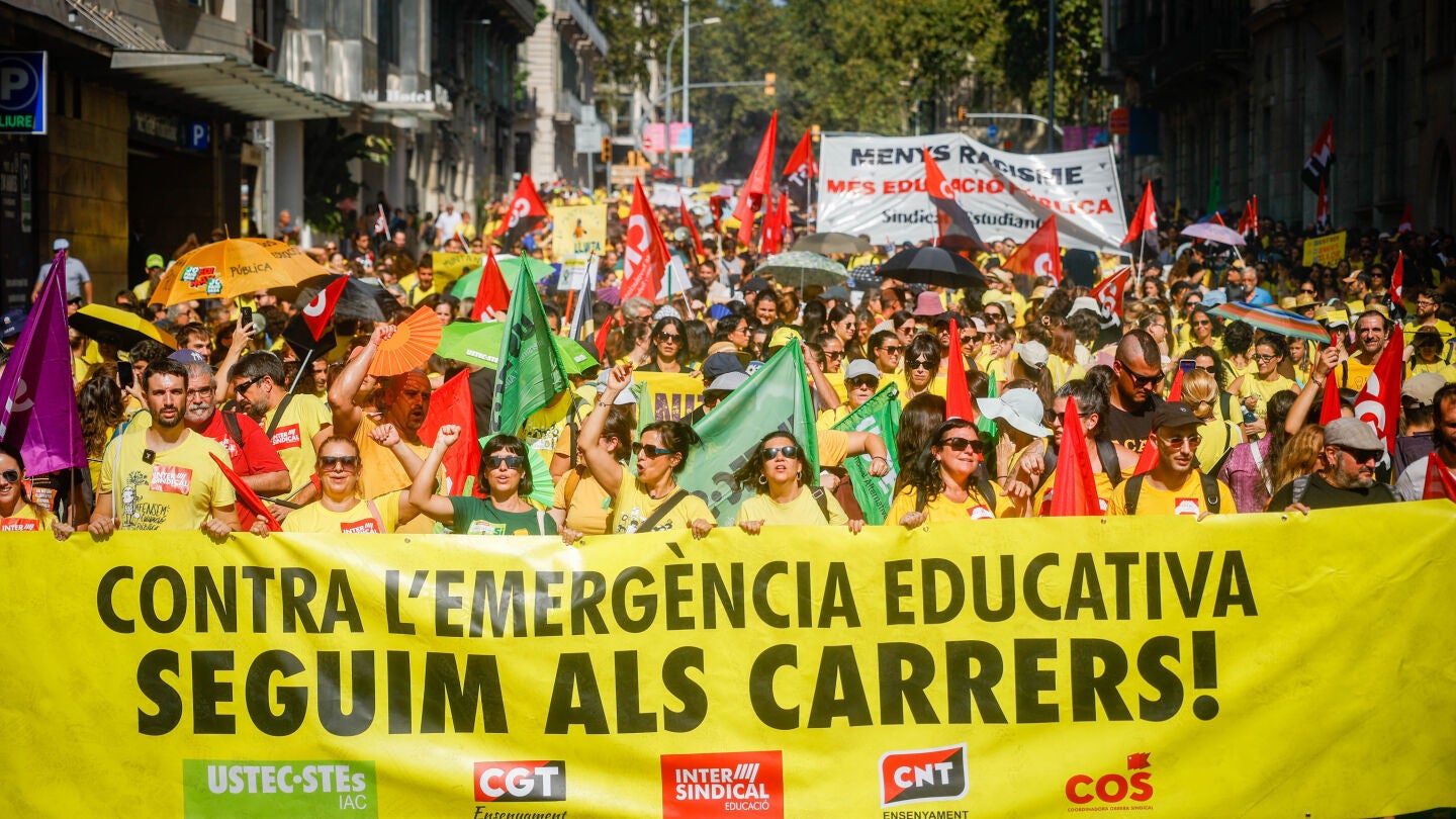 Docentes durante la manifestaci&oacute;n por la huelga educativa, a 8 de septiembre de 2026, en Barcelona, Catalunya (Espa&ntilde;a). 