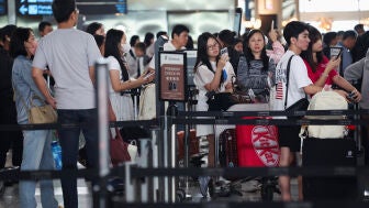 Pasajeros en una cola en el aeropuerto internacional Soekarno-Hatta, reabierto despu&eacute;s de la erupci&oacute;n del Krakatoa, en Tangerang, cerca de Yakarta (Indonesia)