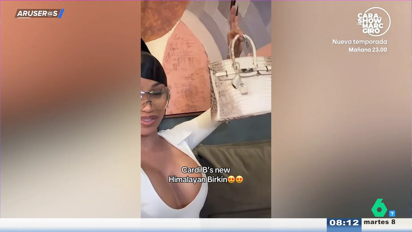 Alfonso Arús, impactado con el look 'trasero' de Cardi B: "Lleva el abrigo del pelo para tapar y el culo descubierto" Alfonso Arús, impactado con el look 'trasero' de Cardi B: "Lleva el abrigo del pelo para tapar y el culo descubierto"