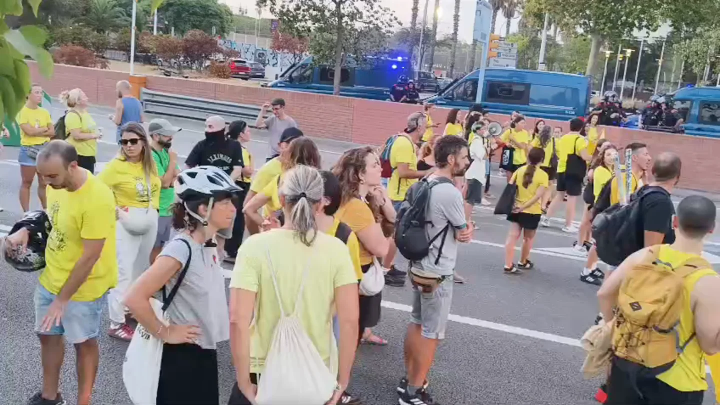 Cataluña inicia el curso escolar con una huelga educativa: los sindicatos rechazan la "falsa normalidad" del Govern Cataluña inicia el curso escolar con una huelga educativa: los sindicatos rechazan la "falsa normalidad" del Govern
