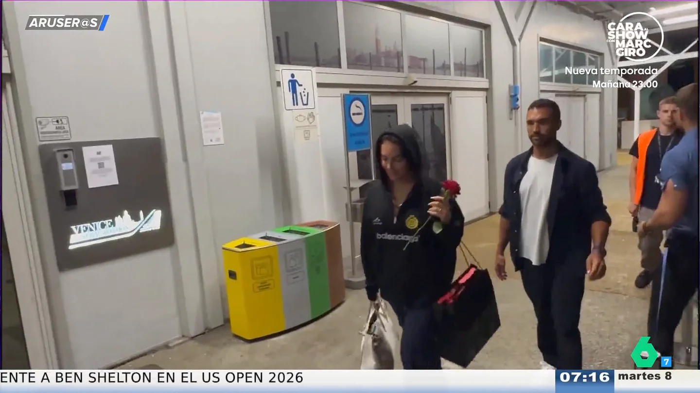 Alfonso Arús, al ver a Georgina Rodríguez irse de Venecia con chándal y tacones: "Eso lo inventó Rocío Jurado" Alfonso Arús, al ver a Georgina Rodríguez irse de Venecia con chándal y tacones: "Eso lo inventó Rocío Jurado"