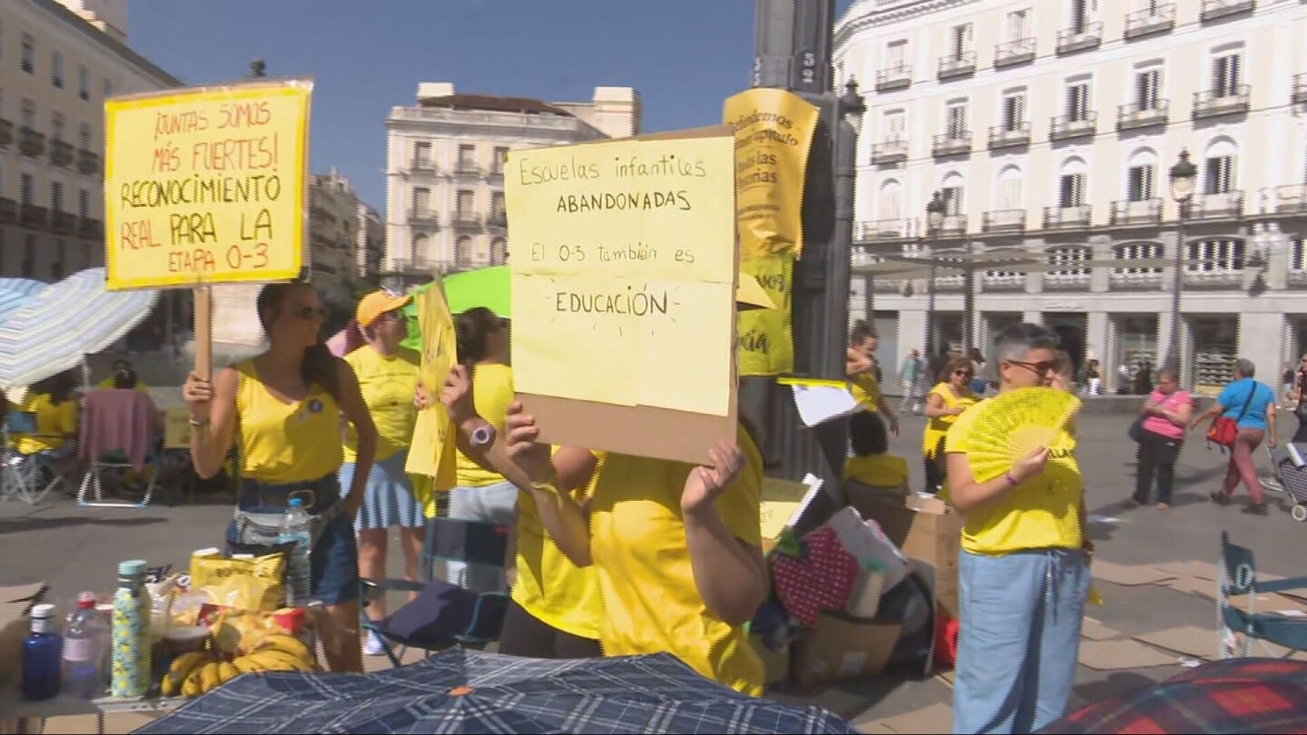 Las educadoras infantiles de Madrid acampan en la Puerta del Sol durante tres d&iacute;as para exigir "un salario digno y mejores ratios"
