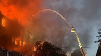 Un bombero trabaja en el lugar de un ataque con misiles rusos, en el marco de la ofensiva de Rusia contra Ucrania, en Kyiv (Ucrania), el 8 de septiembre de 2026.