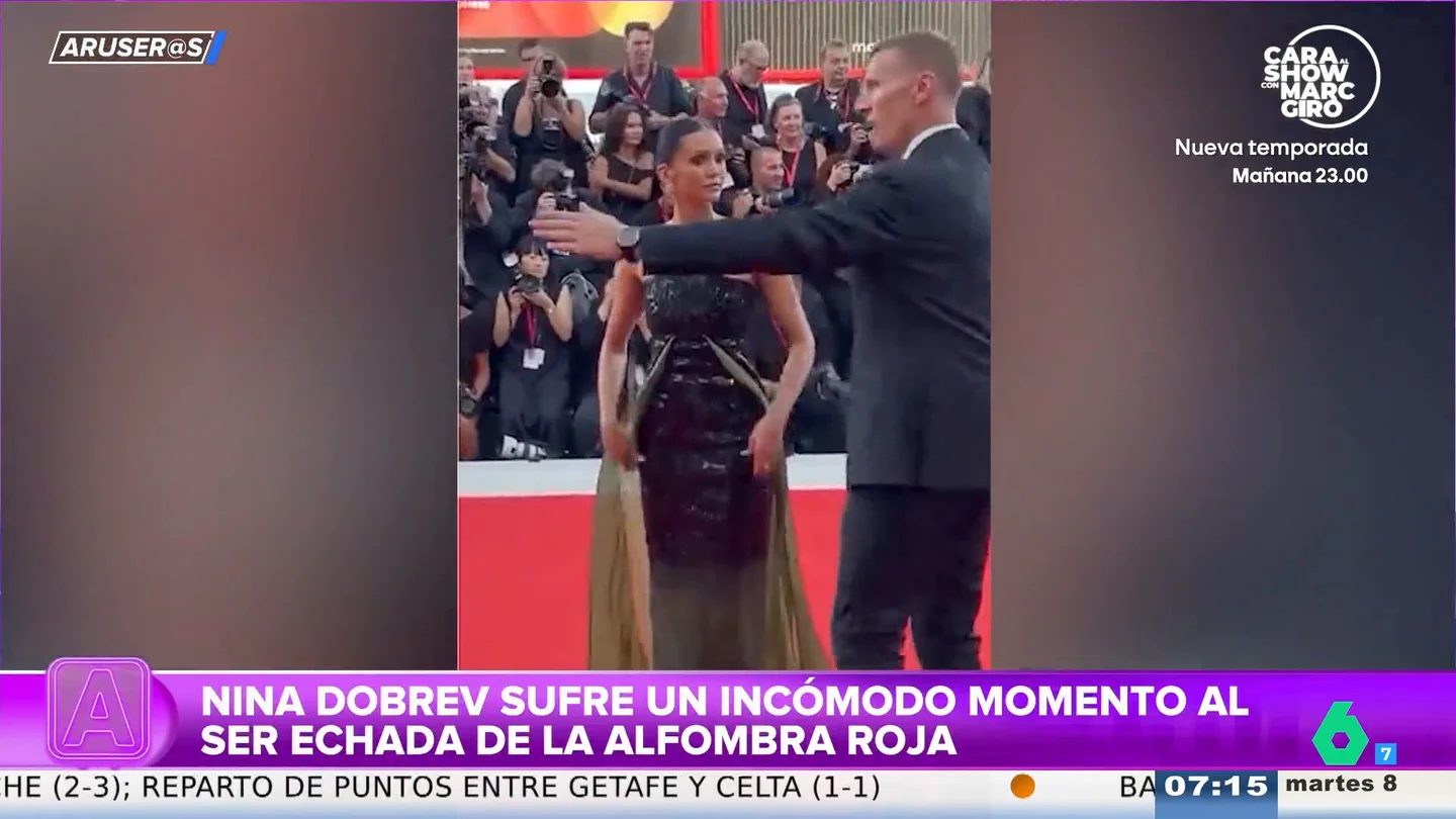 El mal rato de la actriz Nina Dobrev (Crónicas Vampíricas) cuando la echan de la alfombra roja del Festival de Venecia El mal rato de la actriz Nina Dobrev (Crónicas Vampíricas) cuando la echan de la alfombra roja del Festival de Venecia