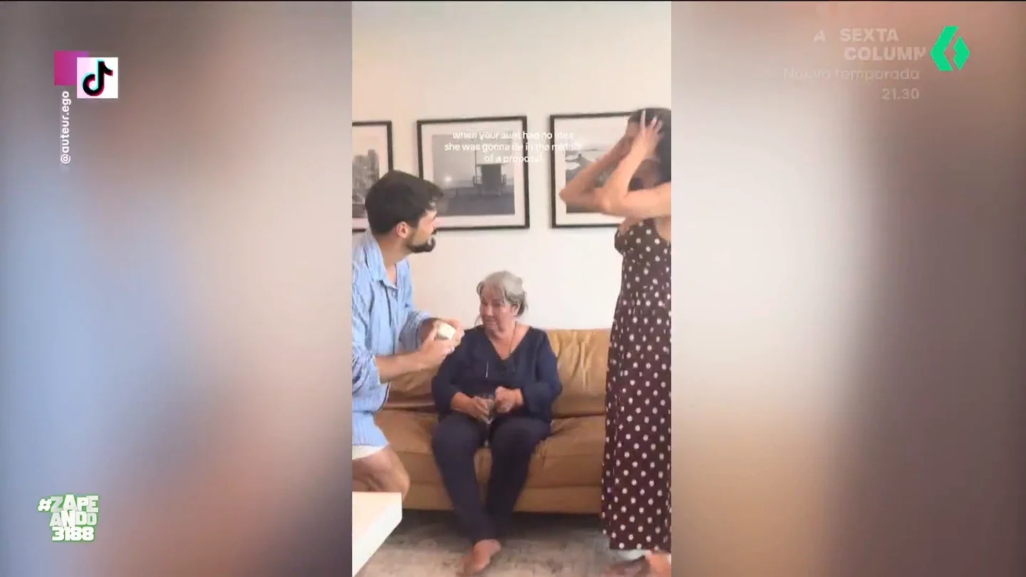 ZAPEANDO: Así 'escapa' una señora de una pedida de mano: arrastrándose por un sofá ZAPEANDO: Así 'escapa' una señora de una pedida de mano: arrastrándose por un sofá