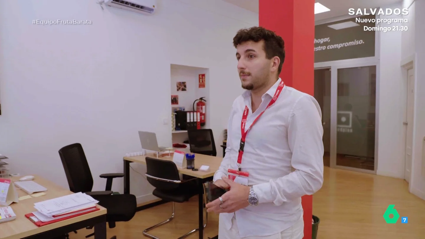 Un agente inmobiliario explica cómo las fruterías 'low cost' están transformando los barrios: "Es un poco por tema de inversión" Lo que antes eran relojerías, peluquerías, pastelerías y hasta autoescuelas hoy en día son fruterías 'low cost'. Equipo de Investigación analiza este fenómeno con un agente inmobiliario y un experto en apertura de negocios.