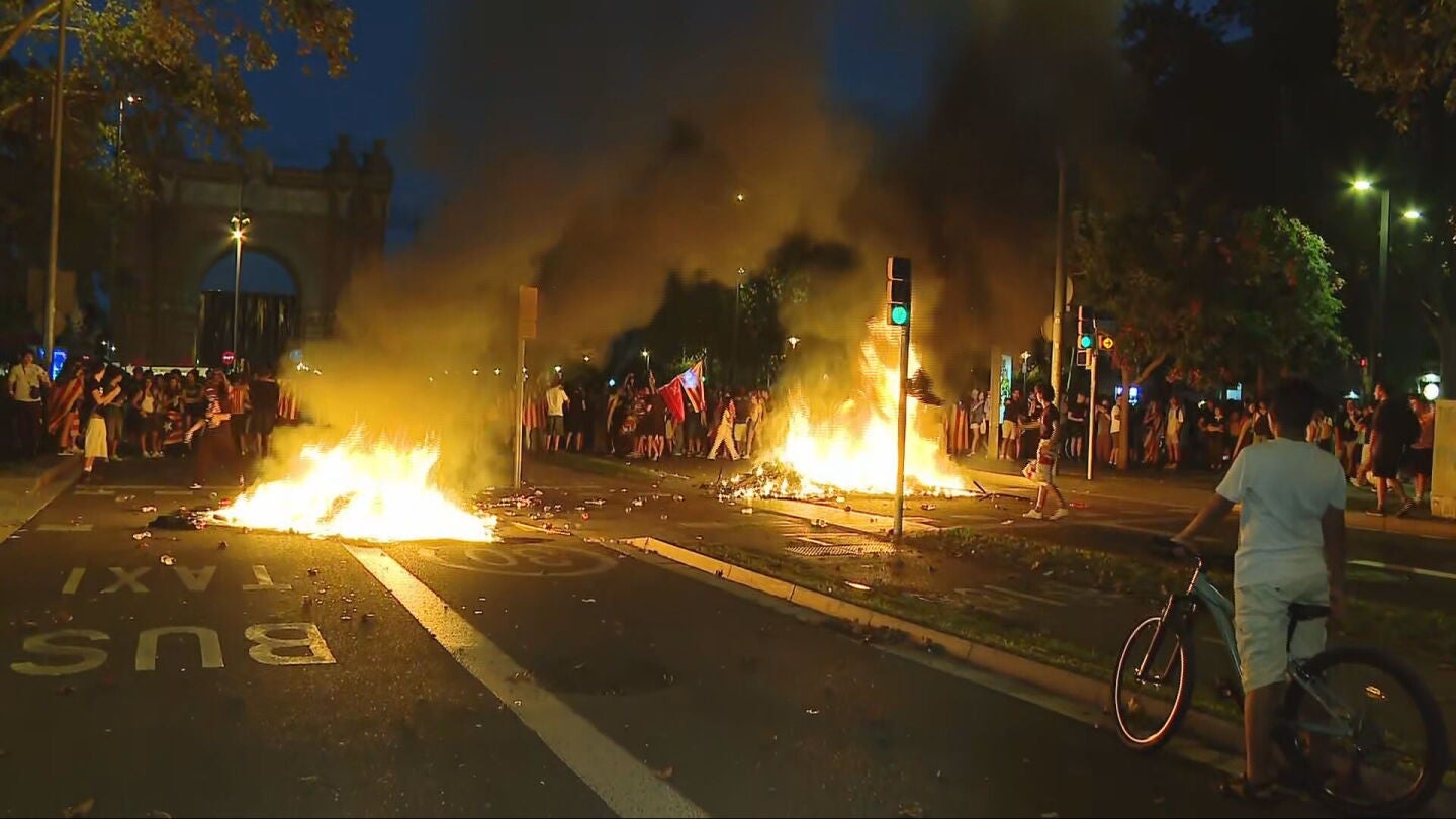 Antifascistas queman vallas frente al Arc del Triomf de Barcelona
