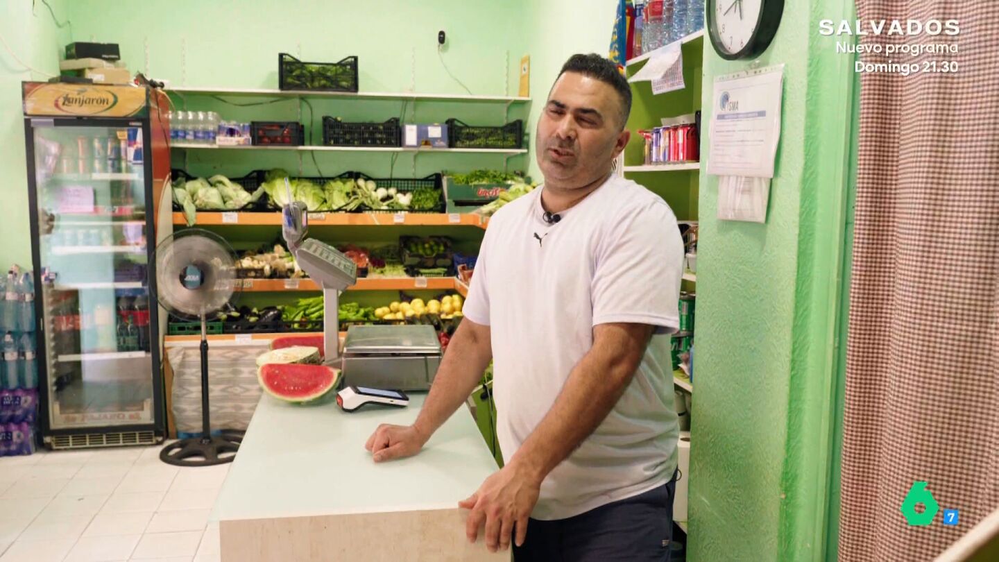Equipo de Investigaci&oacute;n analiza la expansi&oacute;n de las fruter&iacute;as 'low cost' con Azhar Abbas, un frutero que explica la inversi&oacute;n que tuvo que hacer para poner en marcha y mantener un negocio que factura 700 euros al d&iacute;a.