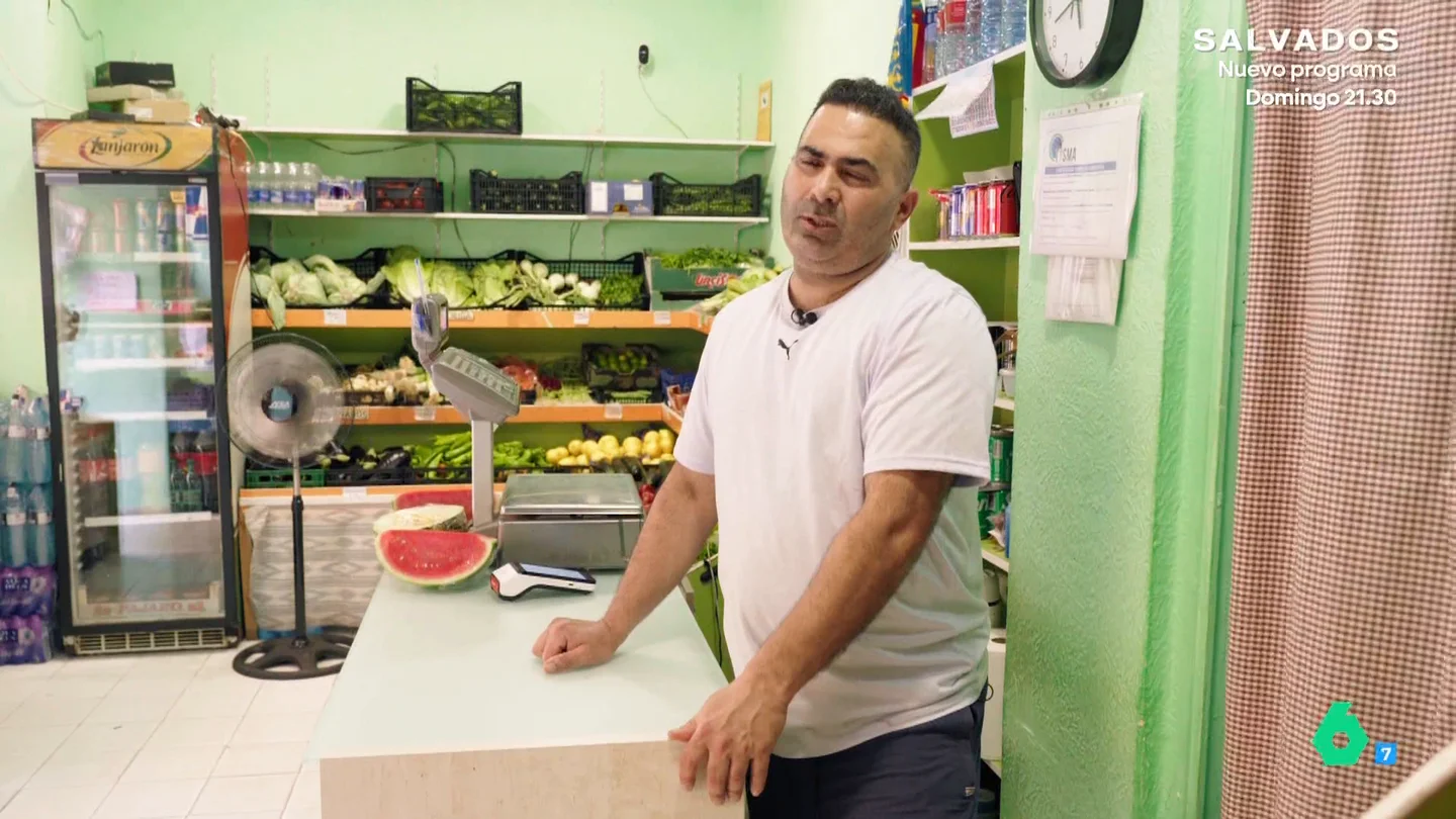 Un frutero 'low cost' desvela la inversión relativamente pequeña que requiere abrir uno de estos establecimientos Equipo de Investigación analiza la expansión de las fruterías 'low cost' con Azhar Abbas, un frutero que explica la inversión que tuvo que hacer para poner en marcha y mantener un negocio que factura 700 euros al día.