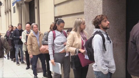 Personas haciendo cola