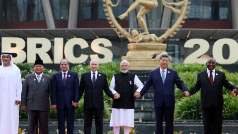 De izquierda a derecha: los presidentes de Emiratos &Aacute;rabes Unidos, Indonesia, Egipto, Rusia, India, China y Sud&aacute;frica