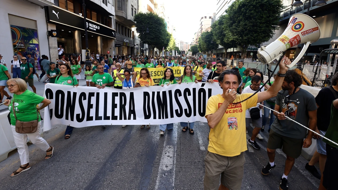 Los profesores de Valencia siguen en pie de guerra: vuelven a manifestarse por mejorar los salarios y bajar los ratios. Los profesores de Valencia siguen en pie de guerra: vuelven a manifestarse por mejorar los salarios y bajar los ratios.