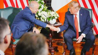 El presidente de EEUU, Donald Trump, da la mano al primer ministro irland&eacute;s, Micheal Martin, en su visita a Dubl&iacute;n