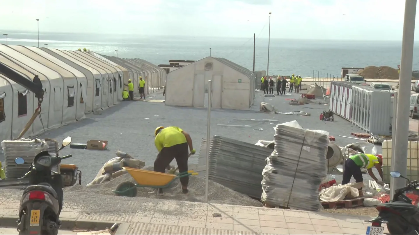 Operarios trabajan en el asentamiento para migrantes en el puerto de Ceuta Operarios trabajan en el asentamiento para migrantes en el puerto de Ceuta