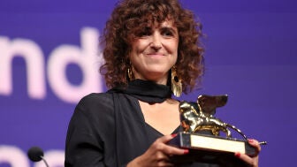 May el-Toukhy recibe el Le&oacute;n de Oro a la Mejor Pel&iacute;cula por 'Woman Unknown' durante la ceremonia de clausura del 83.&ordm; Festival Internacional de Cine de Venecia.