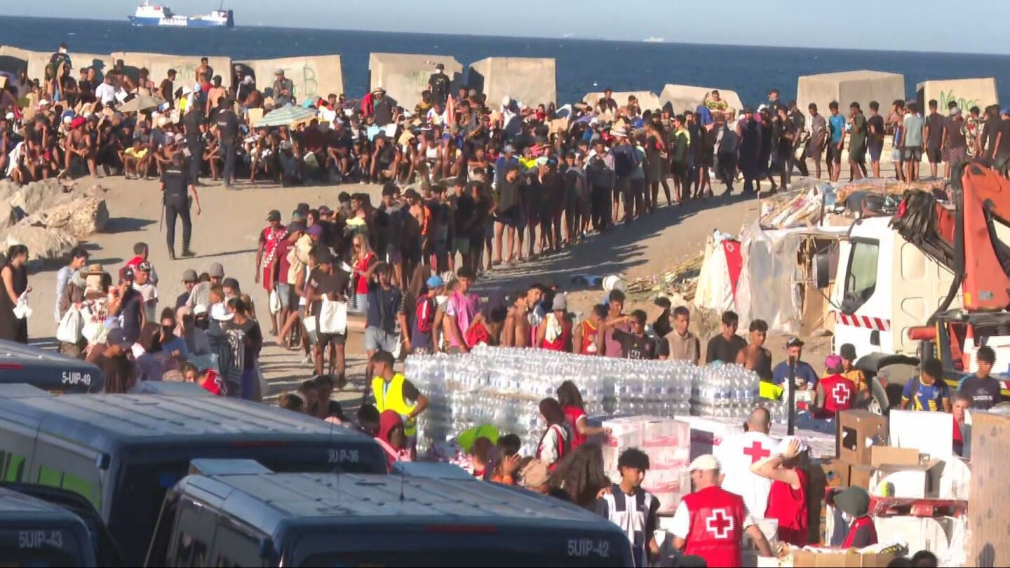 Reparto de comida a migrantes en Ceuta