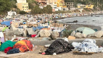 Cientos de migrantes, acampados en la playa de El Trampol&iacute;n