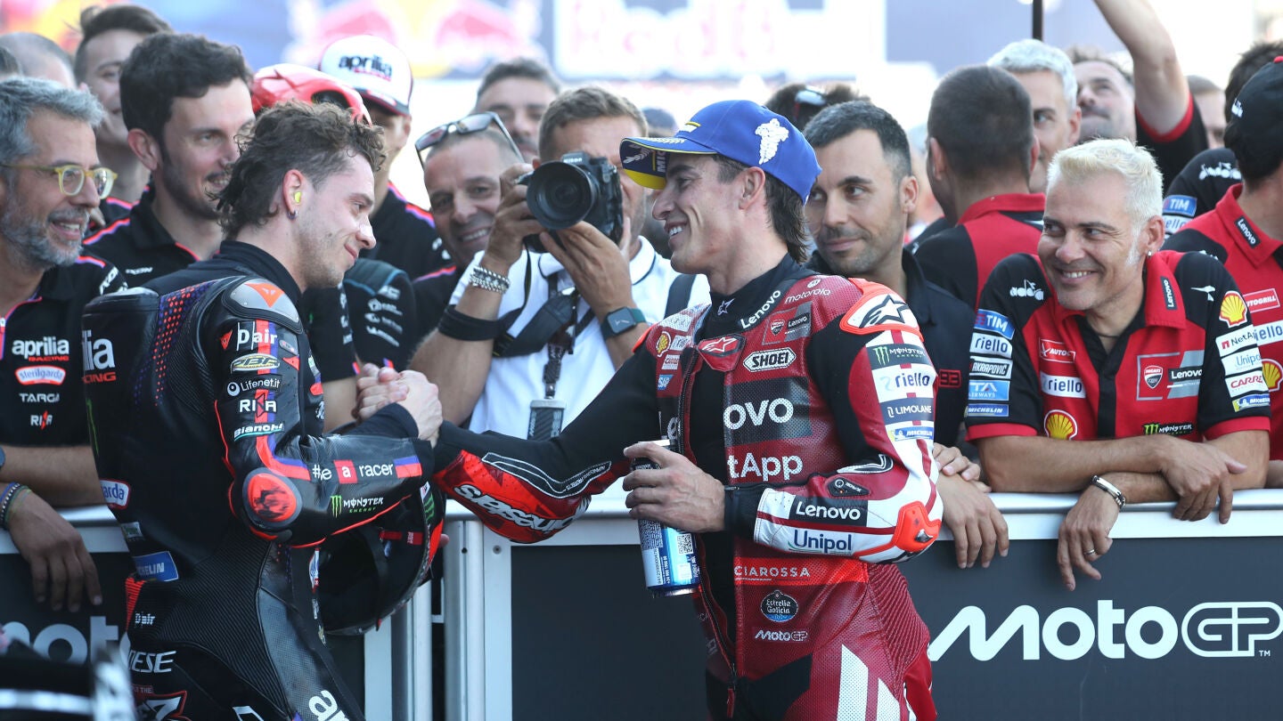 Marco Bezzecchi y Marc M&aacute;rquez 