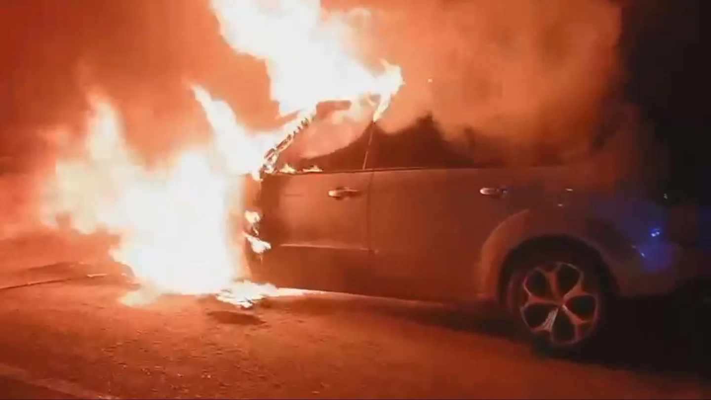 Un coche arde en Ceuta Un coche arde en Ceuta